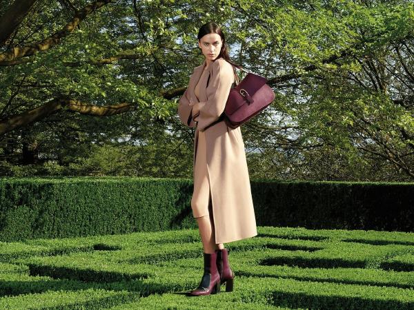 Furla, la campagna Autunno/Inverno 2023-24 con Irina Shayk