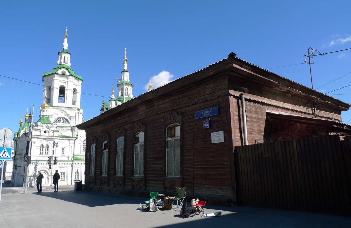 Под домом сидят девочки-художницы, рисуют..... Под домом сидят девочки-художницы, рисуют.....
