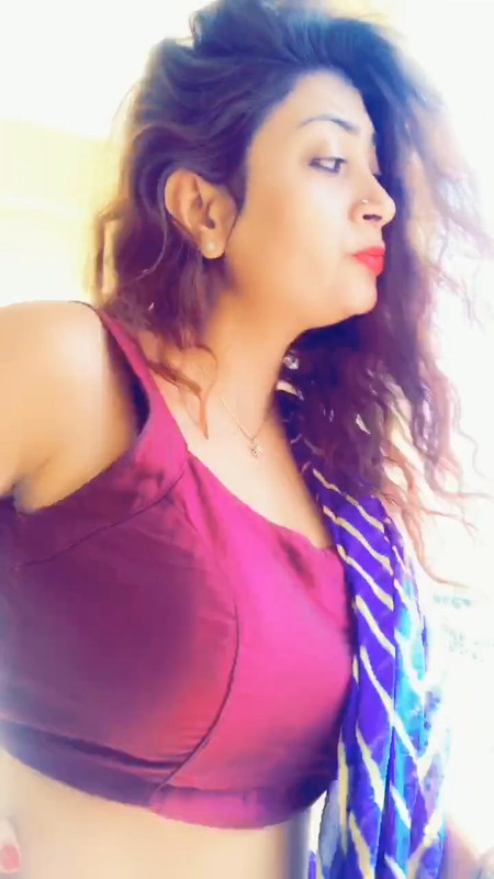 sexy girl in pink saree.mp4_snapshot_00.00.312