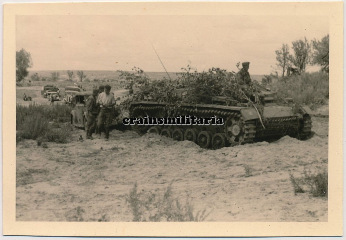 Orig. Foto StuG III Sturmgeschütz Panzer schleppt Pkw durch Stau