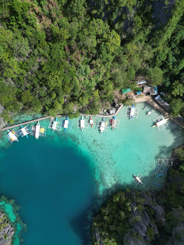 Palawan limestone cliffs and turquoise waters