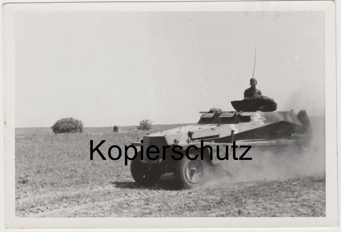 Foto Vormarsch Wehrmacht Panzermann mit Schützenpanzerwagen Sdkf
