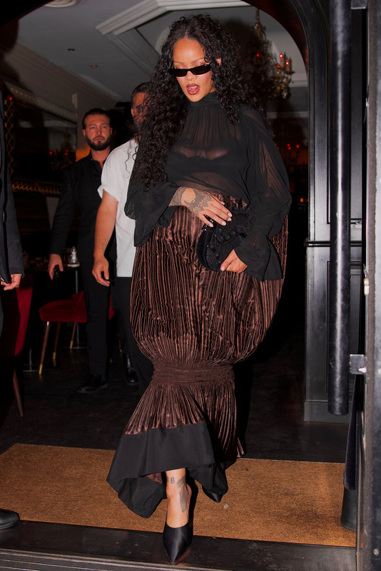 Rihanna Cesar Rest Paris48