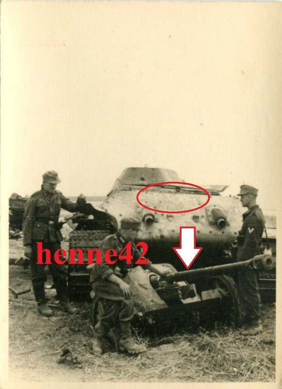 Foto Wehrmacht abgeschossener Panzer T34 überrollt Deutsche 5 cm Pak 38..