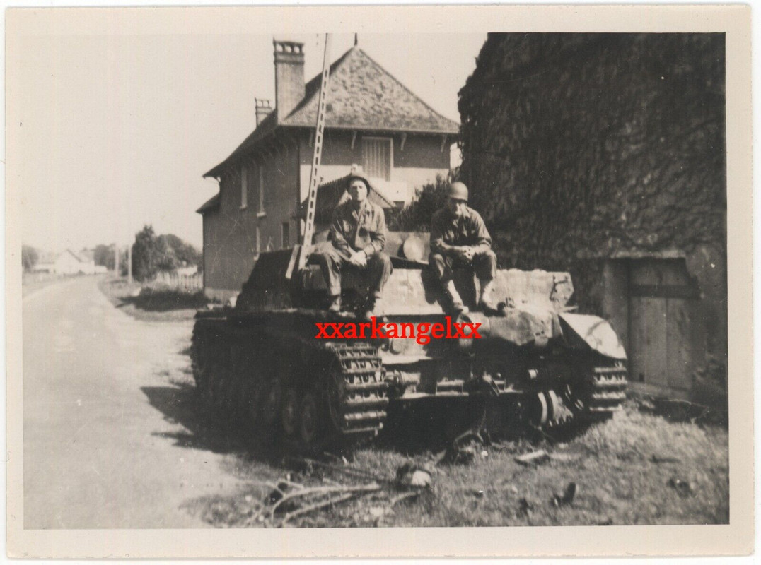 Солдаты США позируют с уничтоженным немецким Pz.Kpfw.