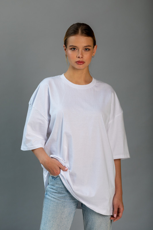 tricou oversize pentru prezentat de o tanara femeie