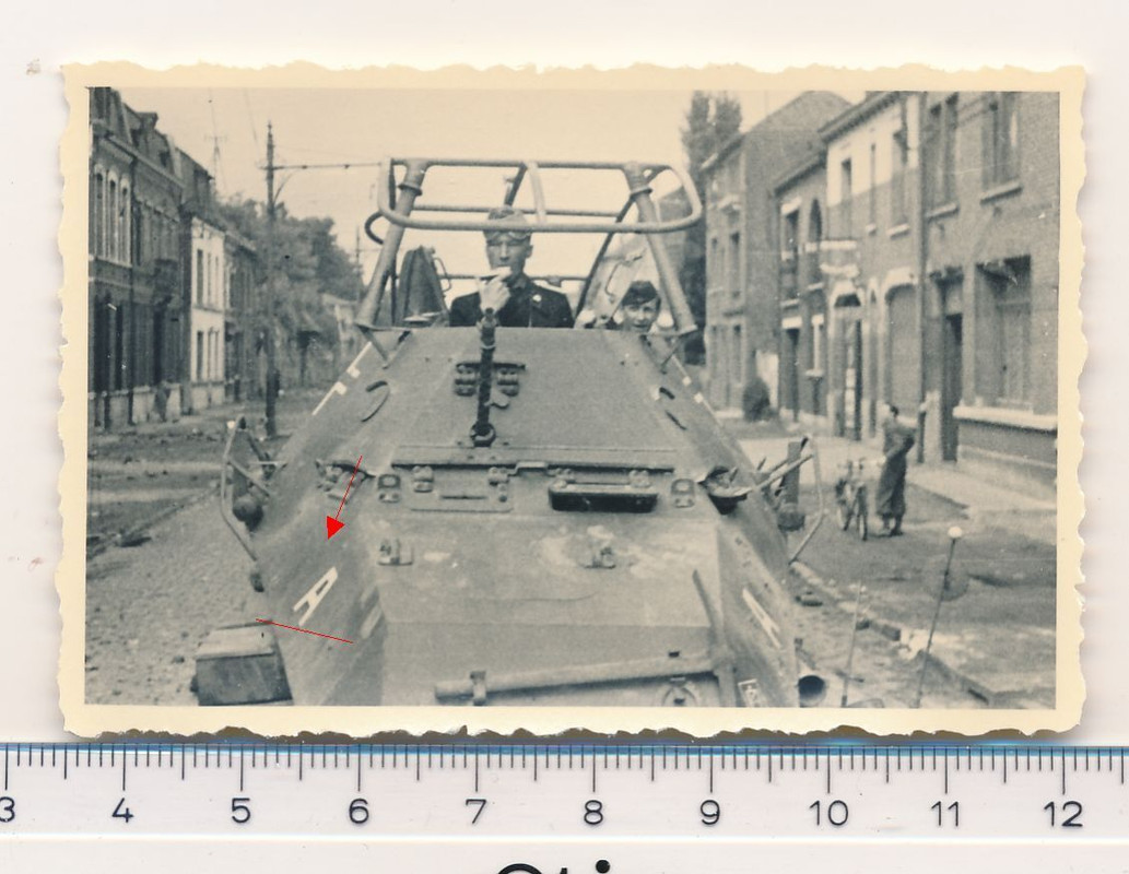 SUPER FOTO 2.WK Panzersoldat mit Spähwagen Kennu