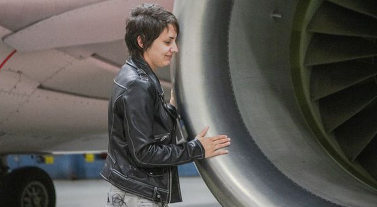 Mujer formaliza romance con un avión de juguete