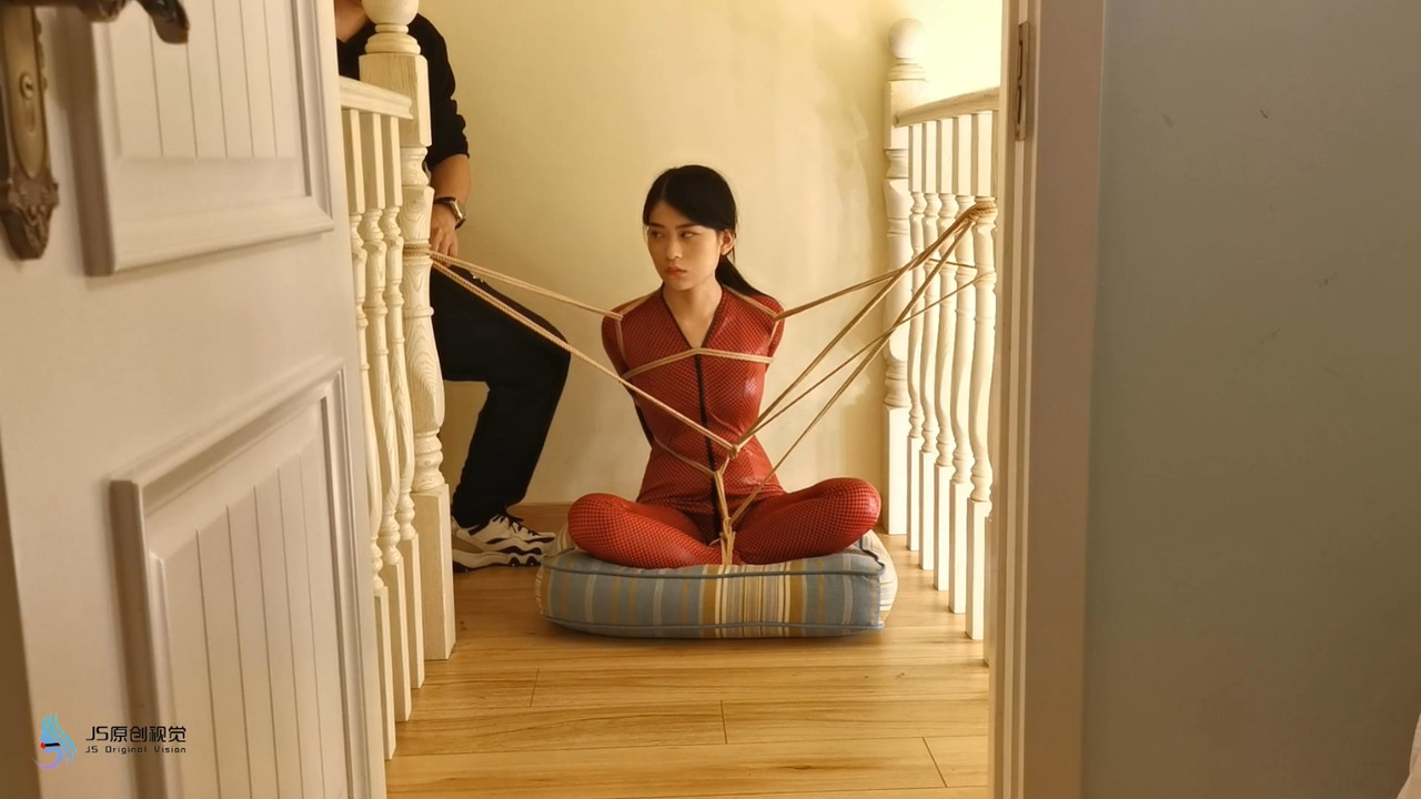 JS原创 小冷 性感漆皮衣 团缚固定TK.mp4_20201215_091734.665