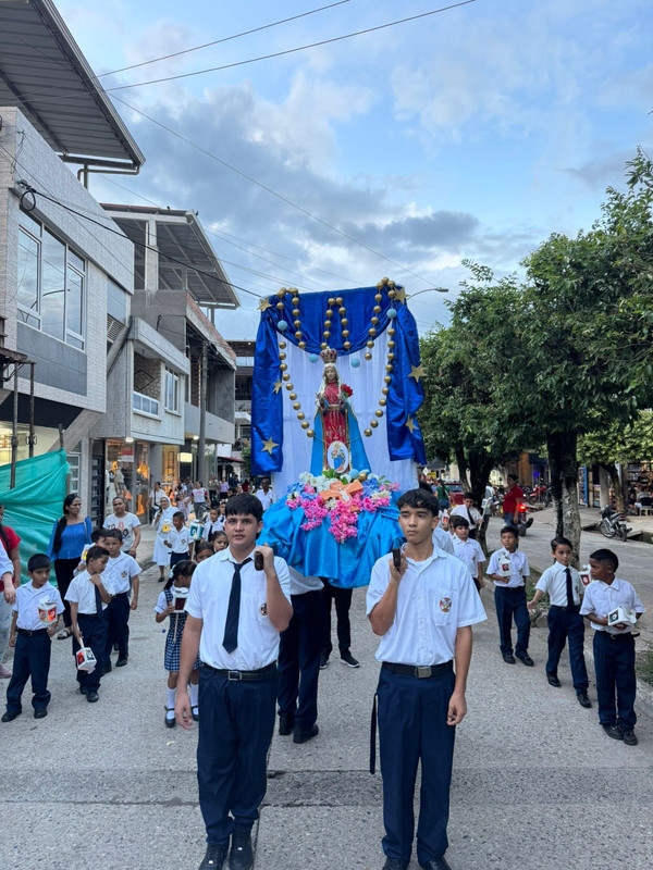 Comunidad educativa reunida en la iglesia