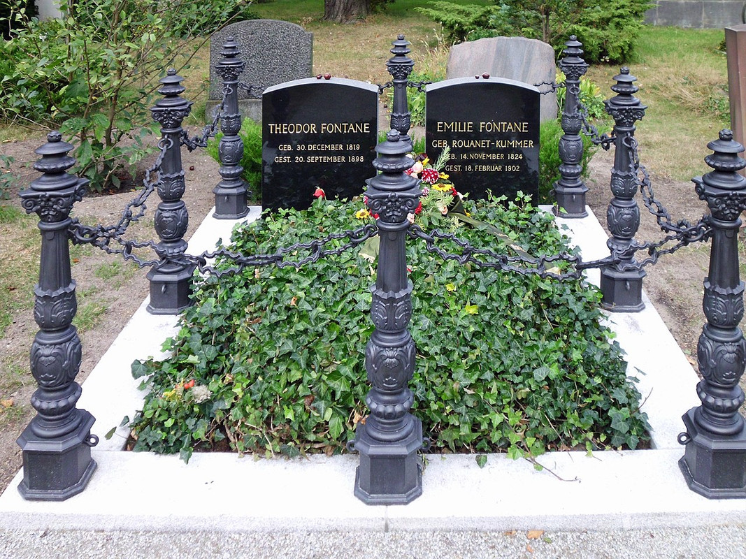 Berlin_Französischer_Friedhof_II_Grab_Theodor_Fontane_2012
