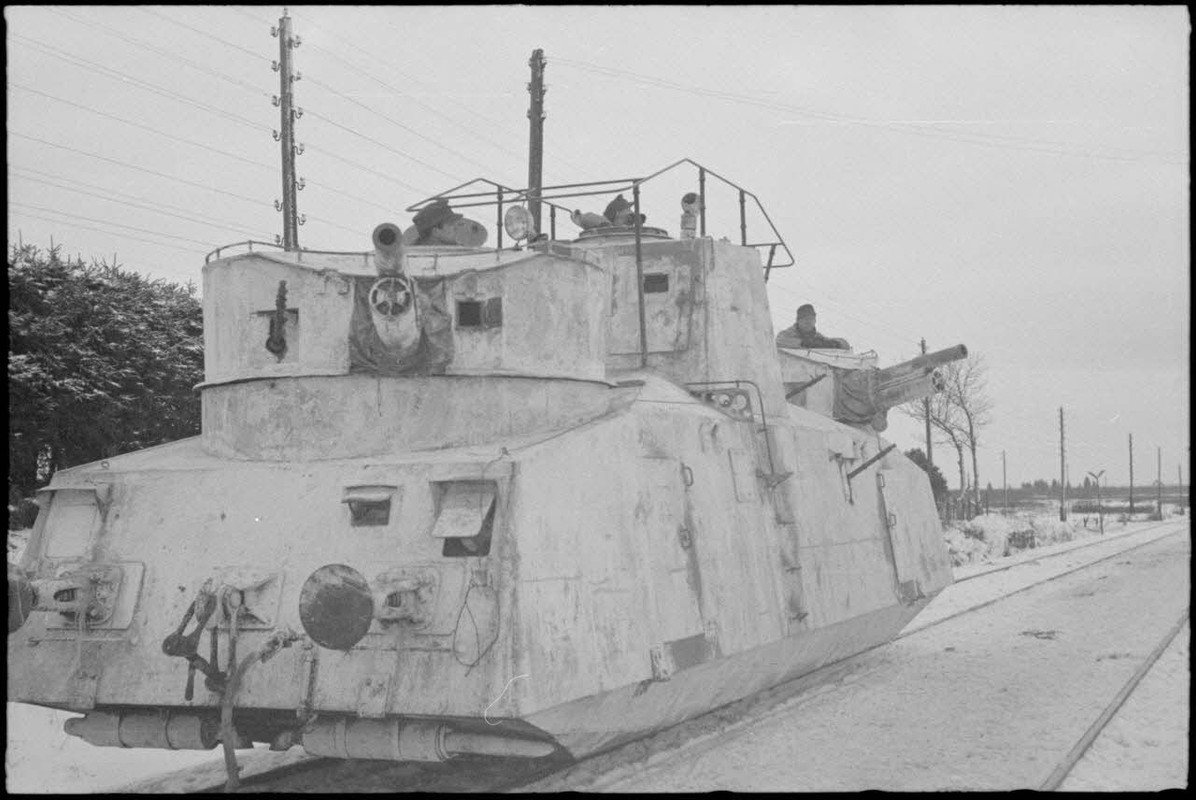 Eléments d'un train blindé MBV D-2 d'origine soviétique employé contre les partisans.