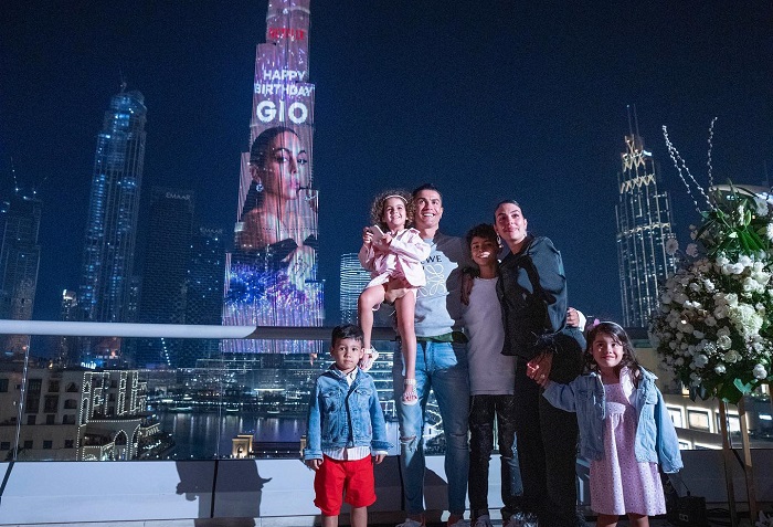 Cristiano Ronaldo menampilkan wajah kekasihnya di Burj Khalifa.