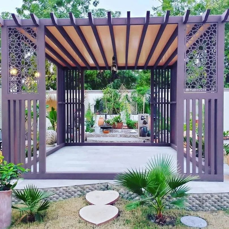 برجولة مع إضاءة ناعمة