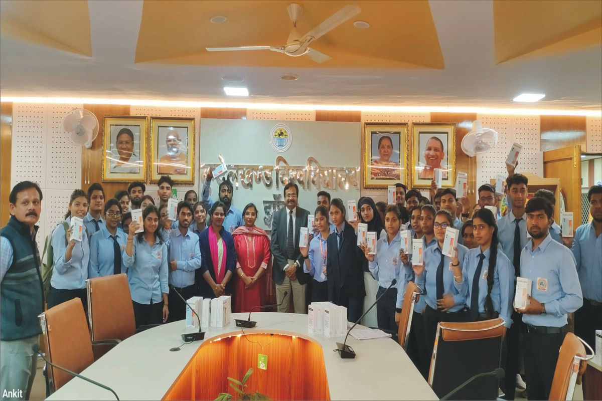 बुंदेलखंड विश्वविद्यालय के फॉरेंसिक साइंस विभाग के छात्रों को वितरित किया गया स्मार्टफोन 