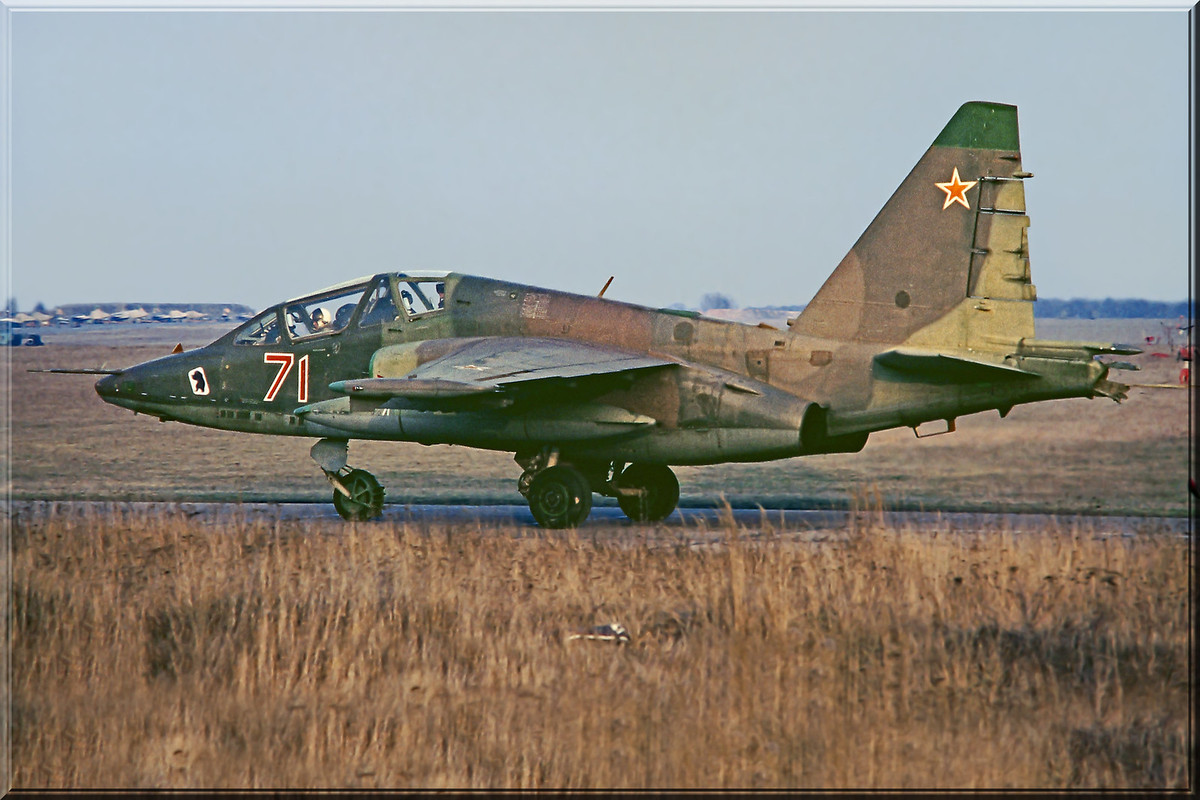 357 OSHAP Su-25UB 71 Red (cn 38220110050) Brandis Frühling 1992