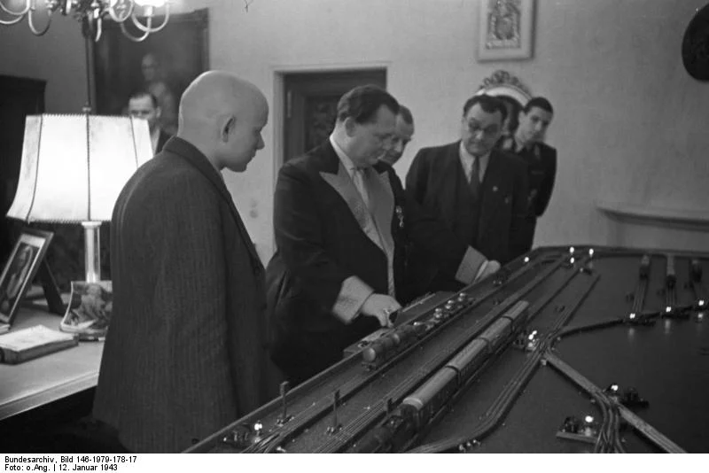 Goering passionne par les trains miniatures