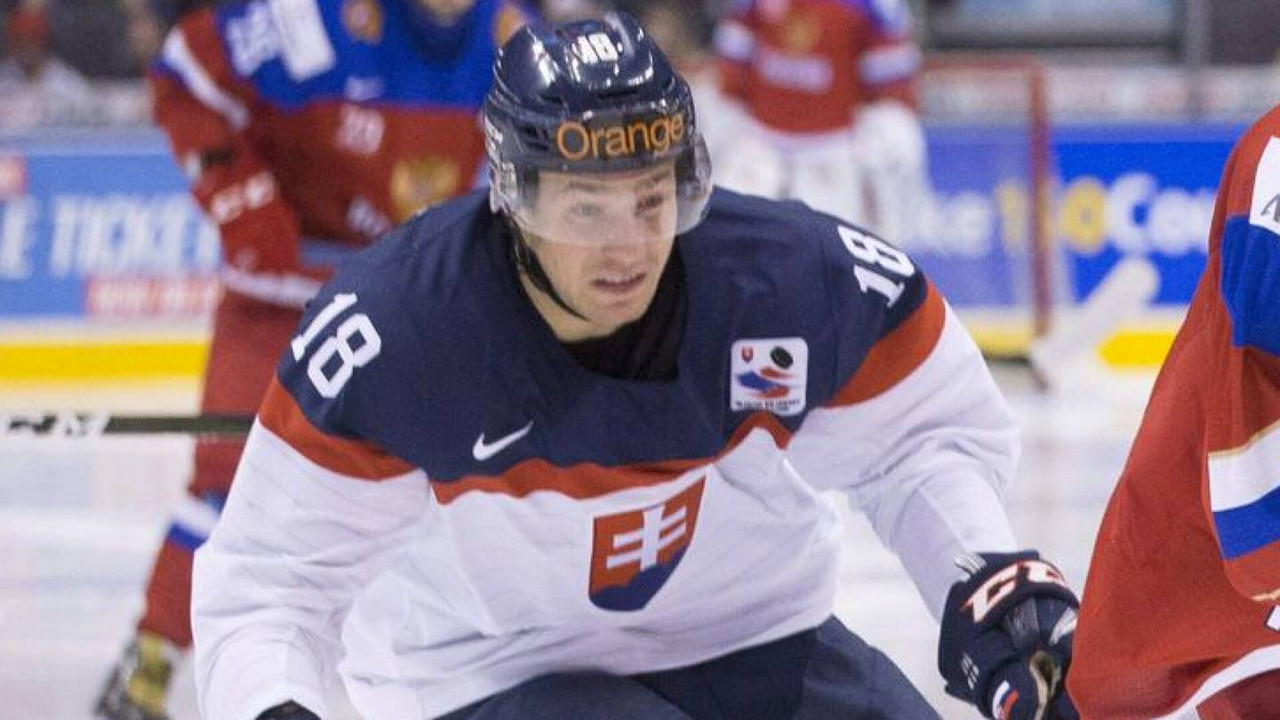 Muere jugador de hockey días después de colapsar en el hielo