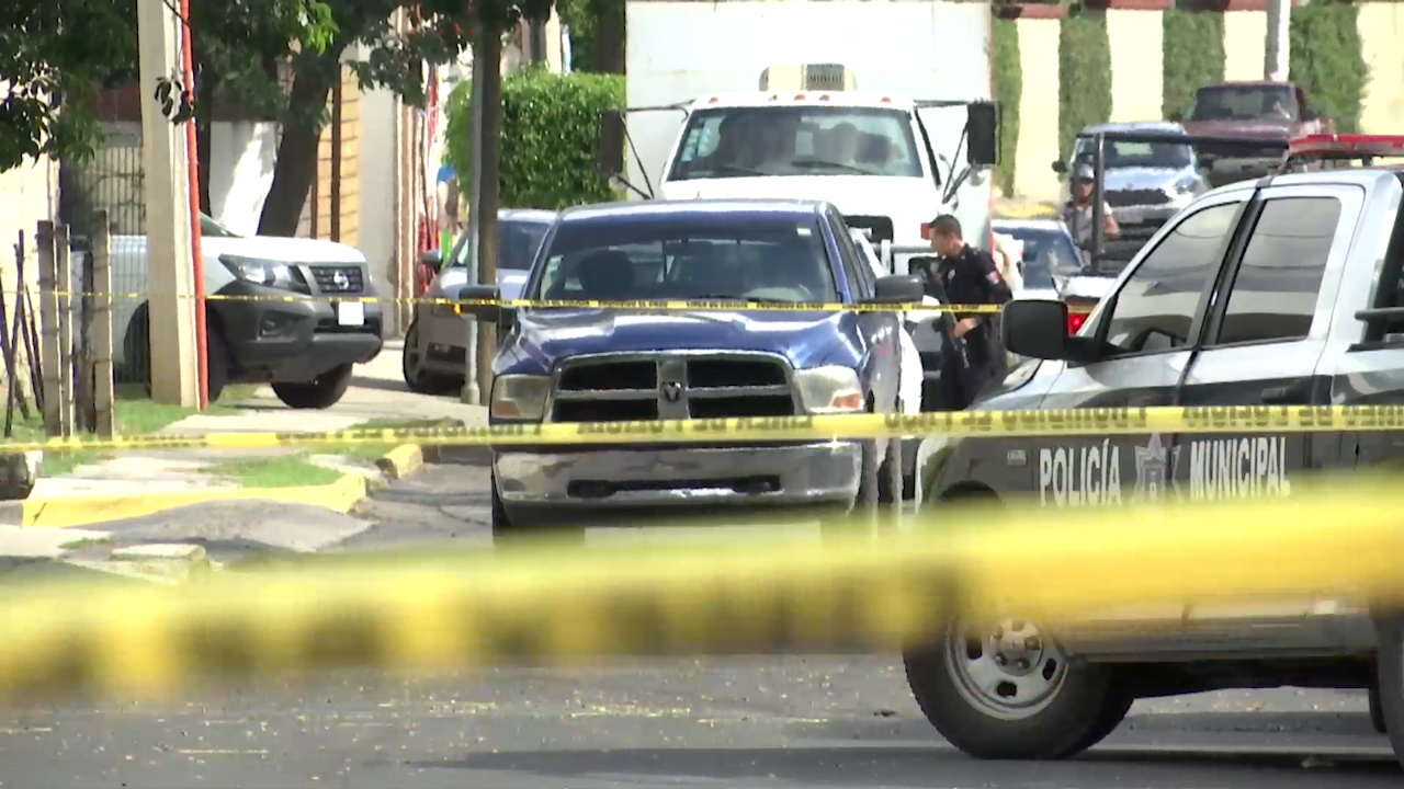 Policía municipal de Sinaloa causa indignación por “saludar” a sicarios armados