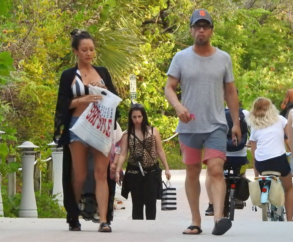 Jennifer-Barnet-upskirtSTARS.com (27)