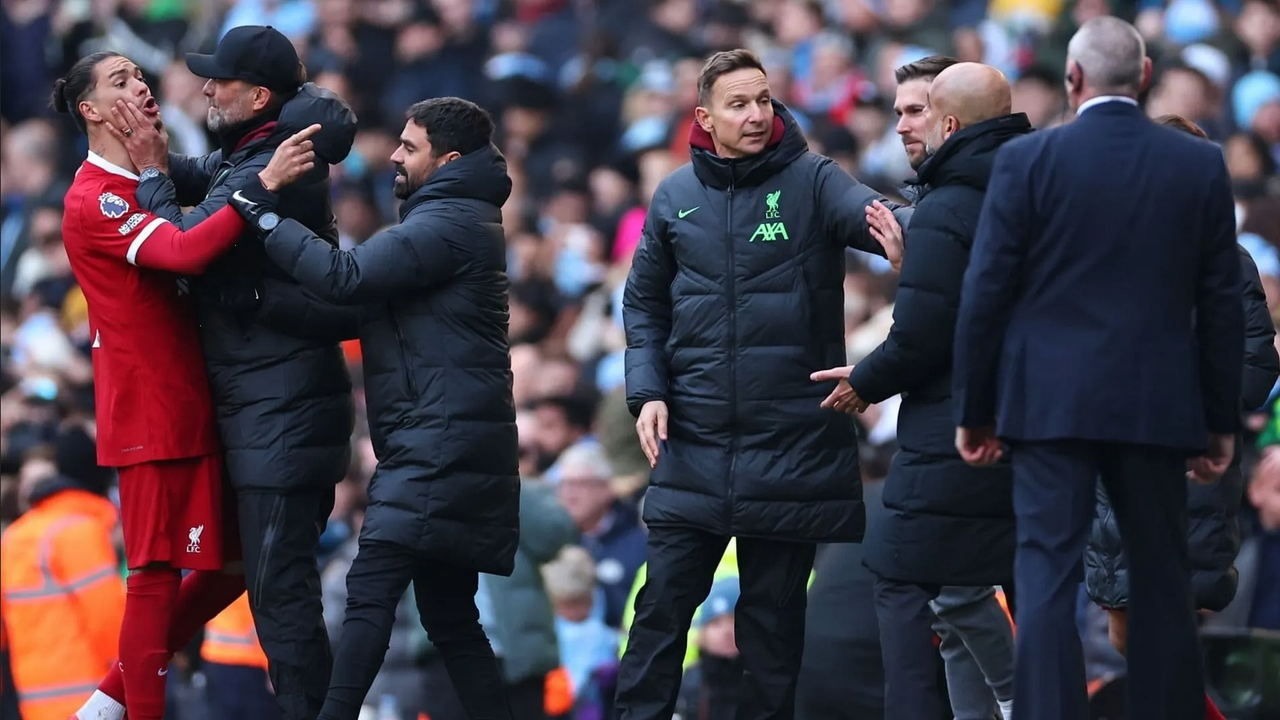 Darwin Núñez furioso con Pep Guardiola en empate de Manchester City vs Liverpool