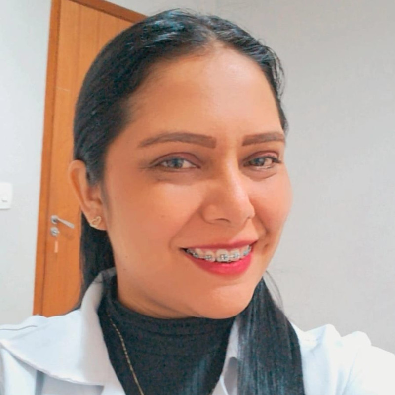 Dra. Jeina sorrindo