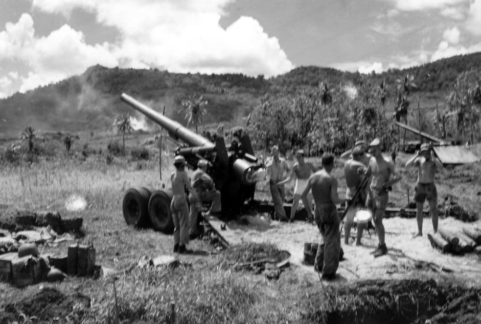 Un Long Tom del Cuerpo de Marines en White Beach, Guam