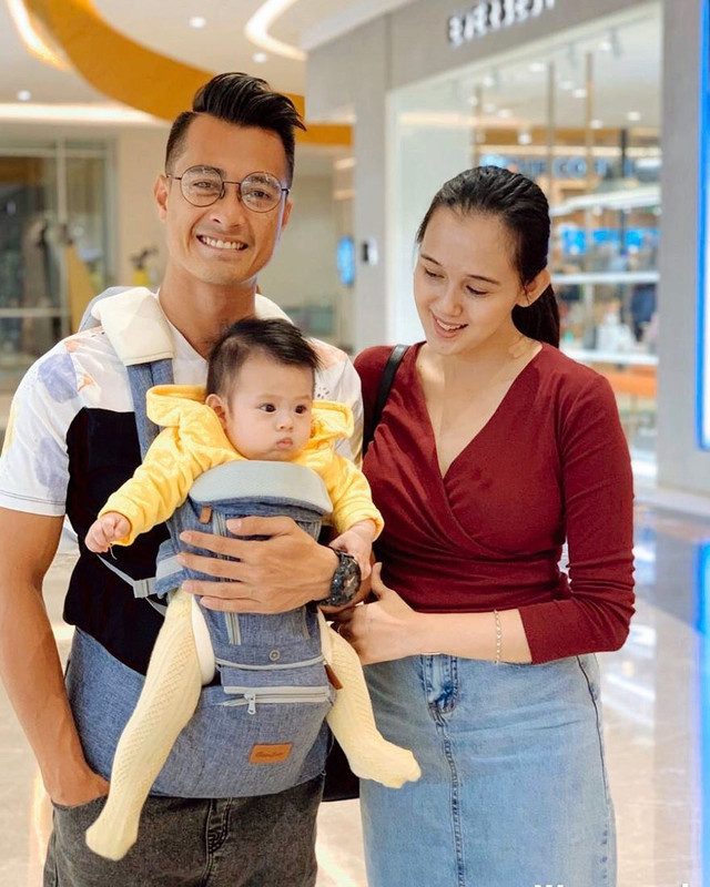 Eza Gionino bersama anak dan istrinya