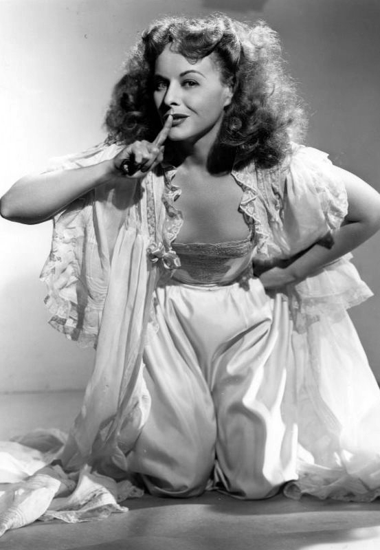 paulette_goddard_mb43