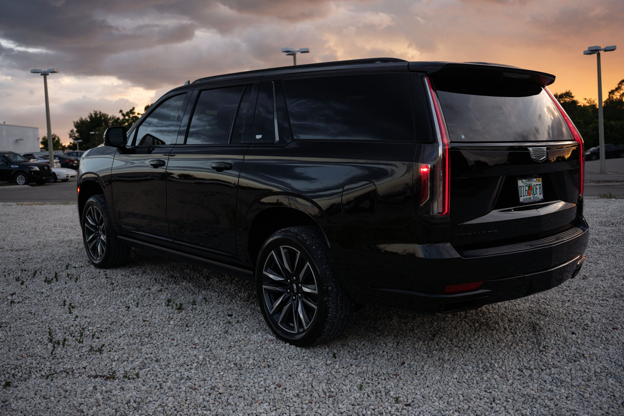 Cadillac Escalade View 30