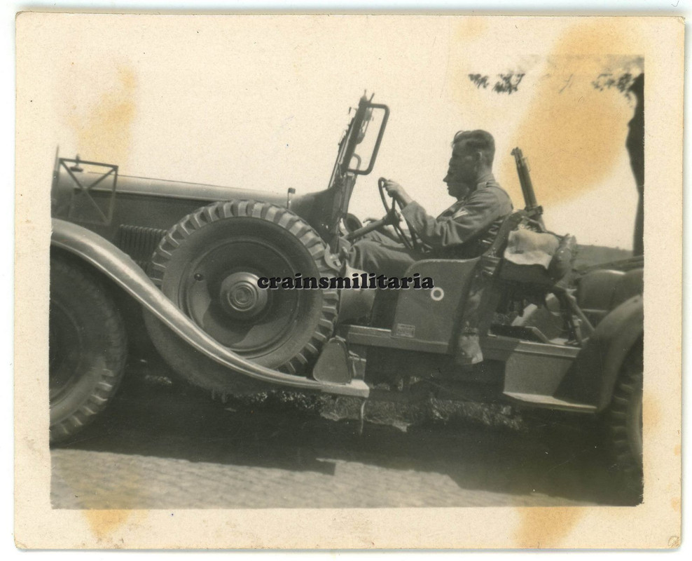 Orig. Foto Soldaten in frühe Kübelwagen Pkw