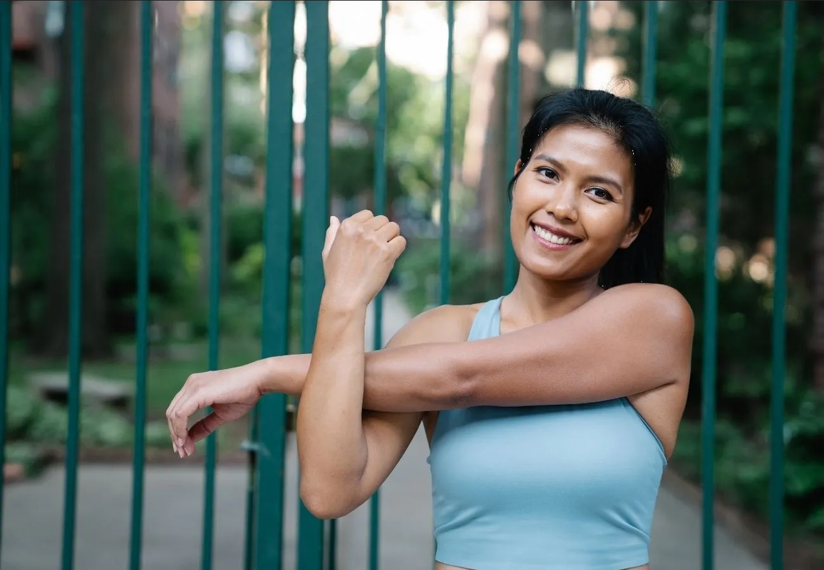 ¿Cómo tonificar los brazos sin pesas? Haz estos ejercicios para fortalecerlos