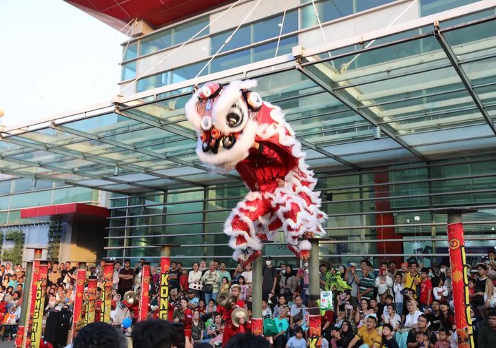 Penampilan atraksi barongsai dalam event Jakarta Fair 2023.