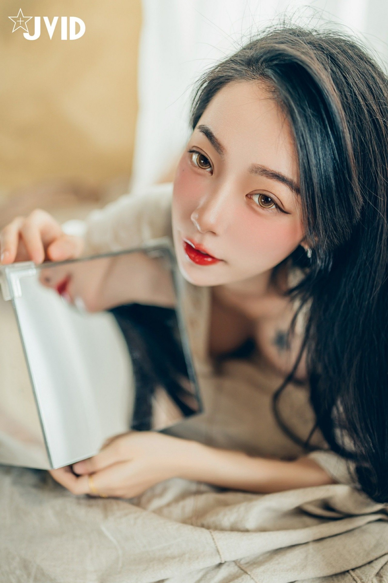 jvid 飄 飄《女神比基尼》美女写真，躺在浴缸场景，尽显性感姿态插图