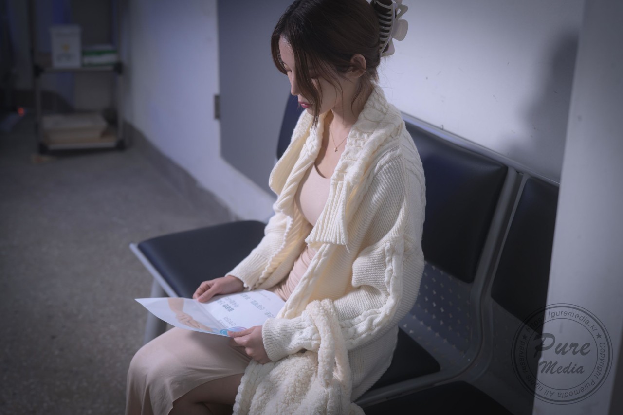 Yeha（예하）《浅色系针织长裙》写真，夜晚街道，温柔与氛围感美女欣赏插图3