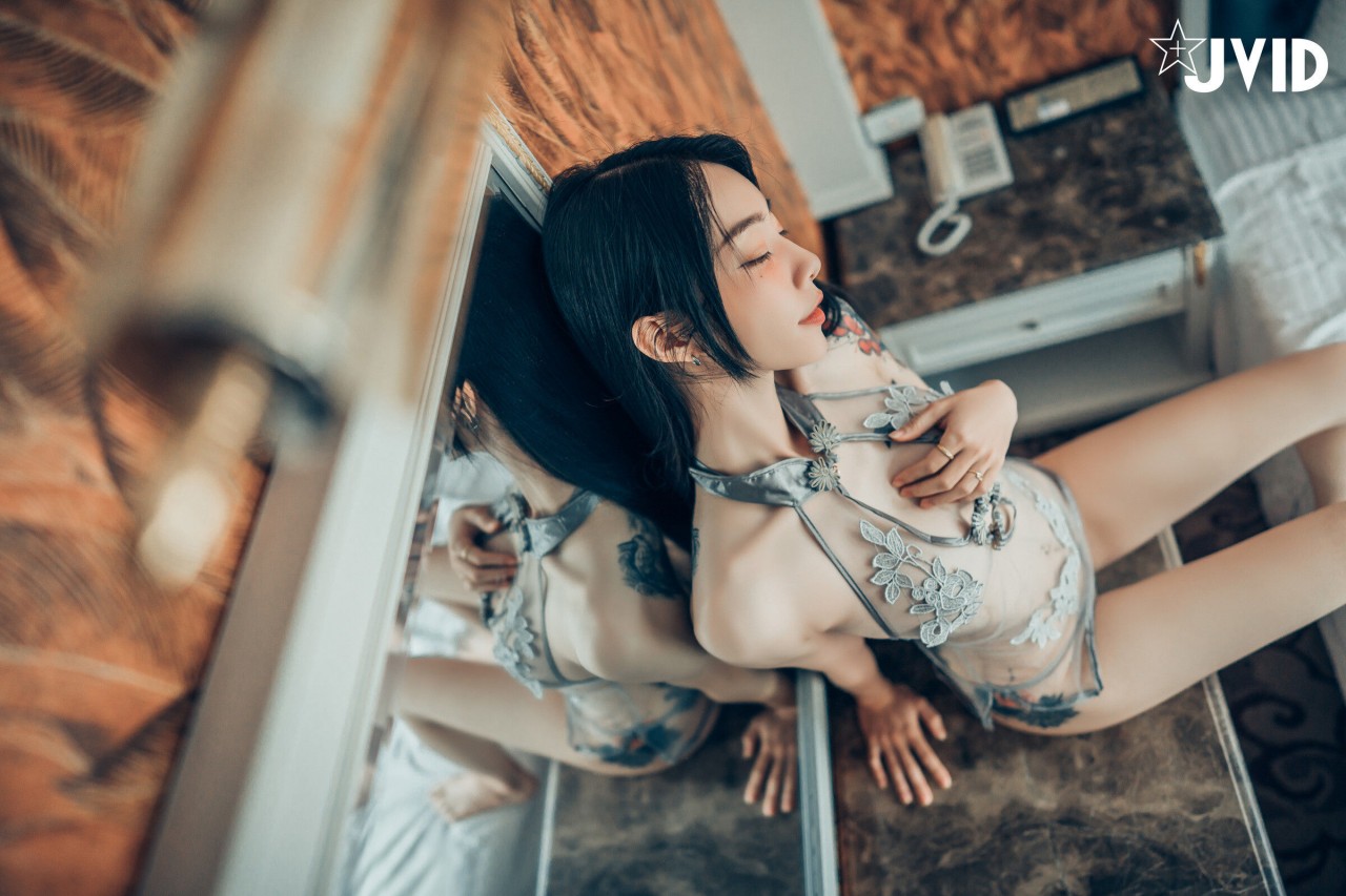 jvid 露出 色色旗袍写真，复古窗边的红衣纹身女孩插图6