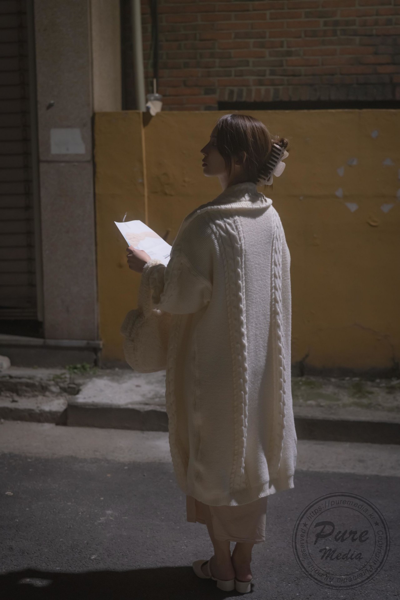 Yeha（예하）《浅色系针织长裙》写真，夜晚街道，温柔与氛围感美女欣赏插图4