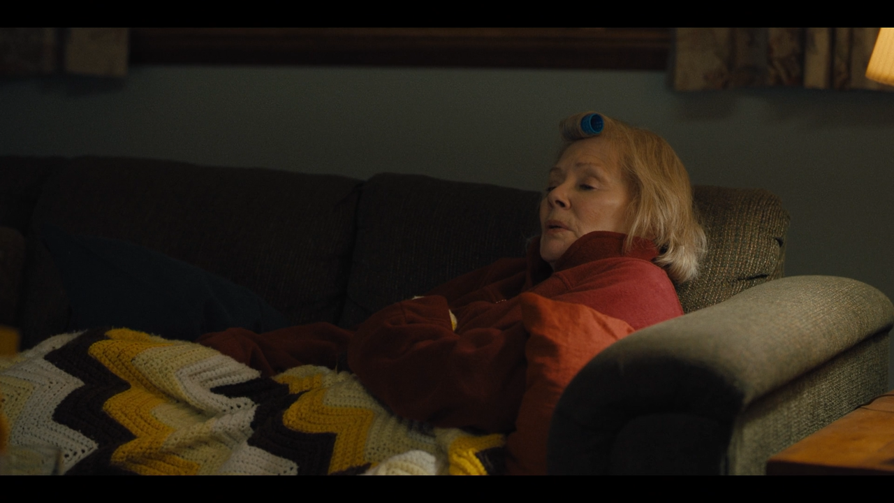 Omicidio.a.Easttown.S01E01.Miss.Lady.Hawk.in.persona.ITA.ENG.1080p.AMZN.WEB-DLMux.DD5.1.H.264-MeM.mk