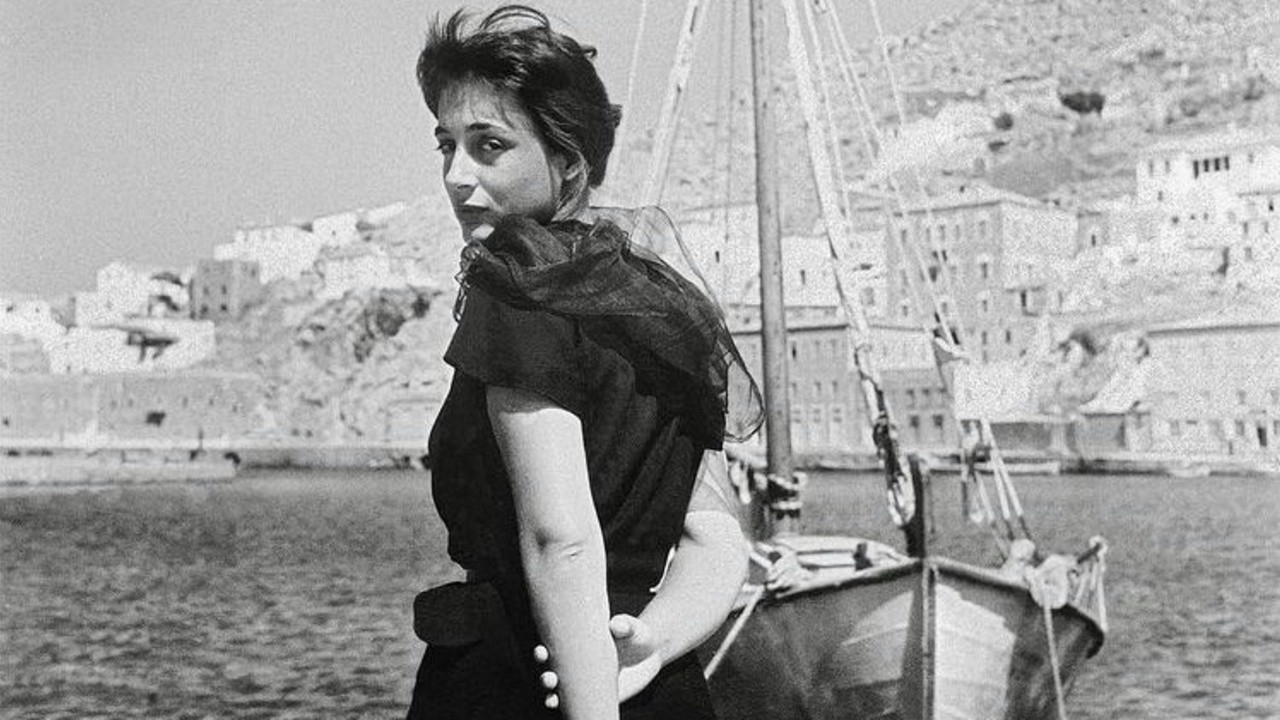 To koritsi me ta mavra (1956)