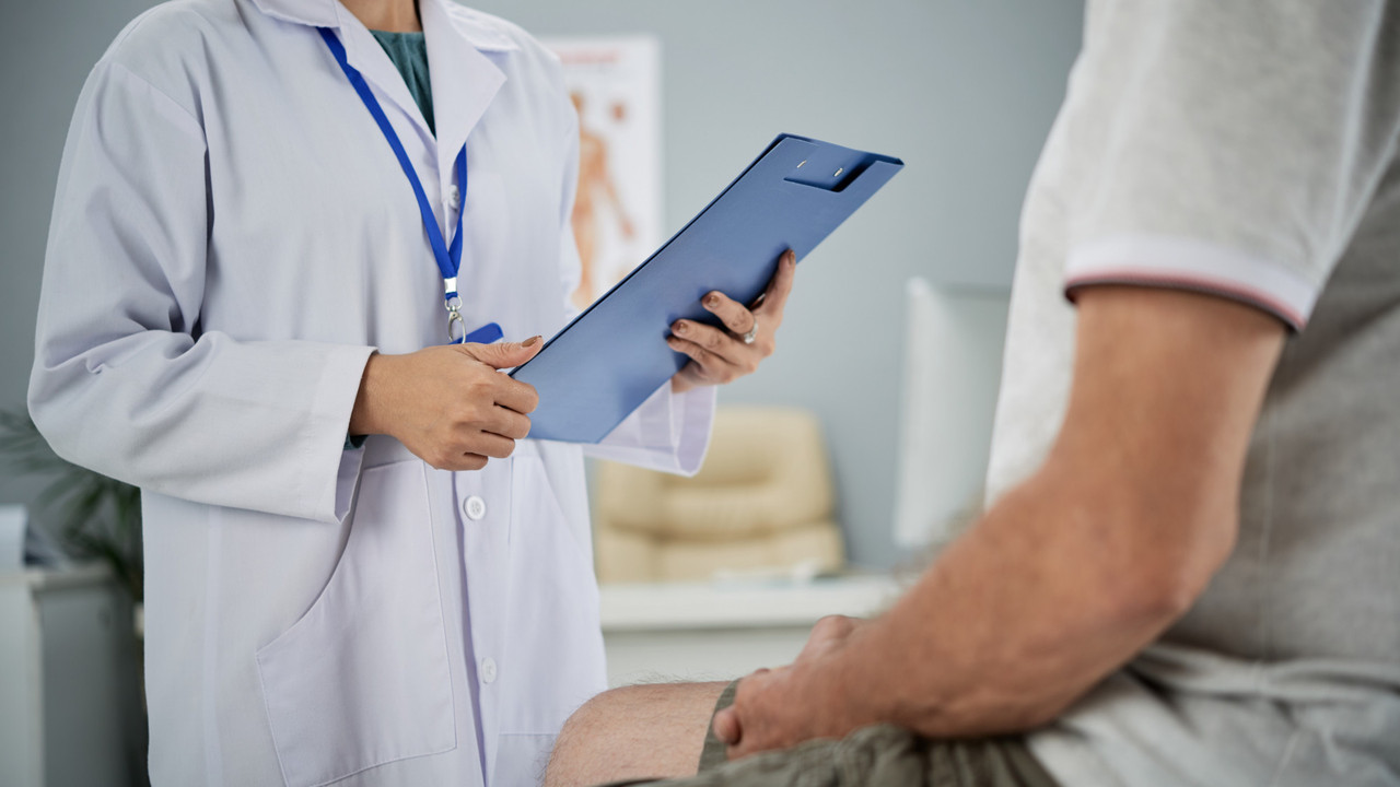 Médicos le injertaron piel de la ingle en el rostro y le crece vello púbico