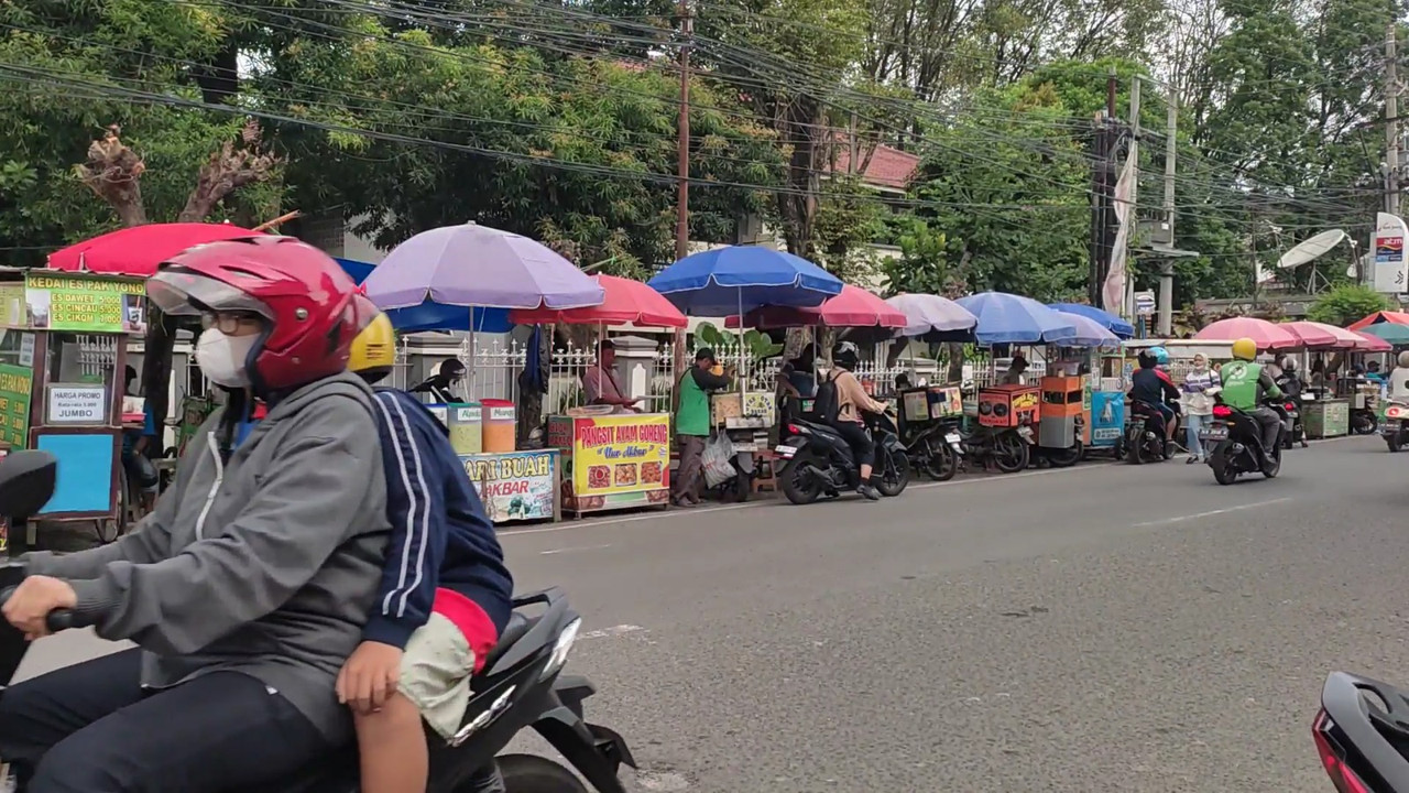 Puluhan pedagang kaki lima mulai berjajar di sekitar jalan kampus UMS untuk menjajakan aneka takjil buka puasa. Kawasan ini merupakan satu di antara tempat ngabuburit favorit di Sukoharjo.