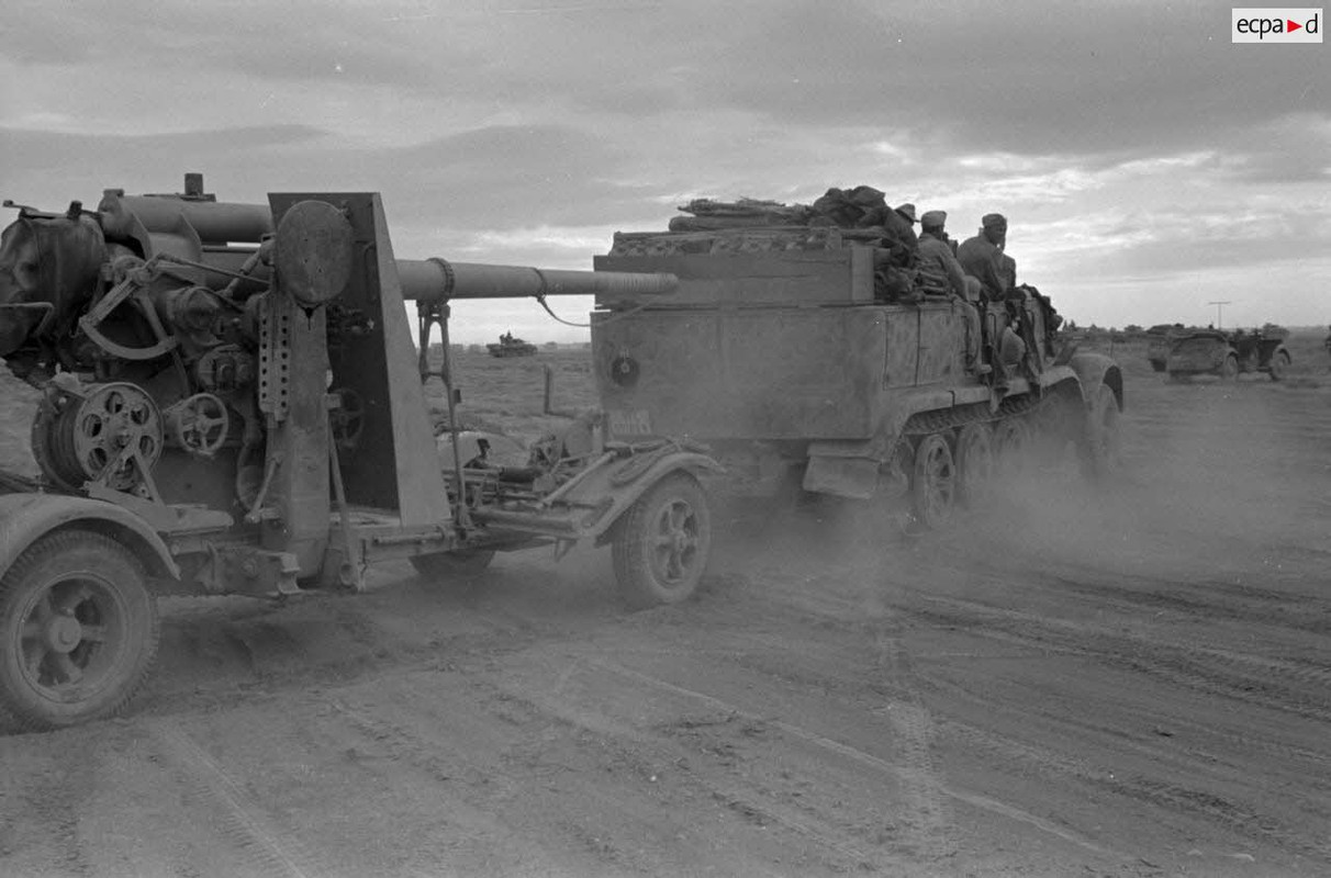 Progression d'un semi-chenillé Sd.kfz.7 tractant une pièce de 8,8 cm FlaK.