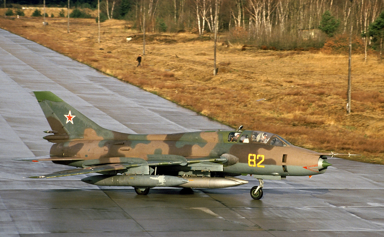 20 GvAPIB Su-17UM3 82 yellow_17532362919