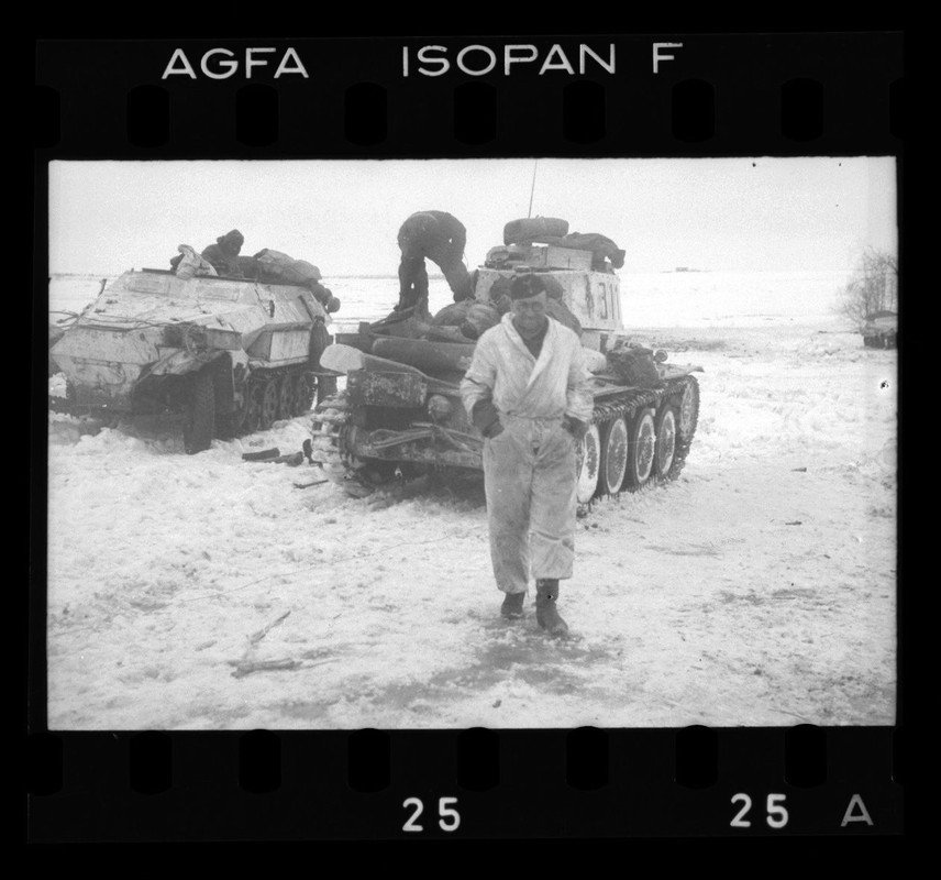 Negativ (no photo), Soldaten am Panzer