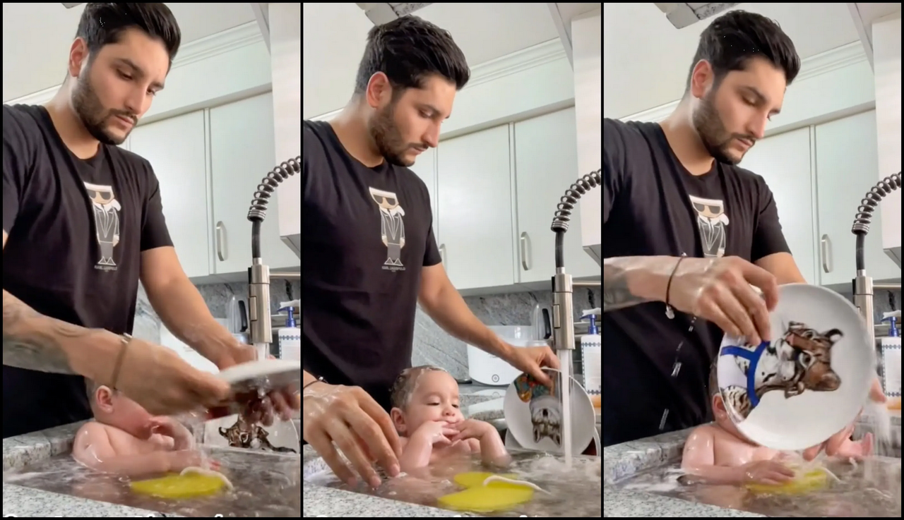 Baña a su bebé en el fregadero mientras lava los platos pero lo critican en redes