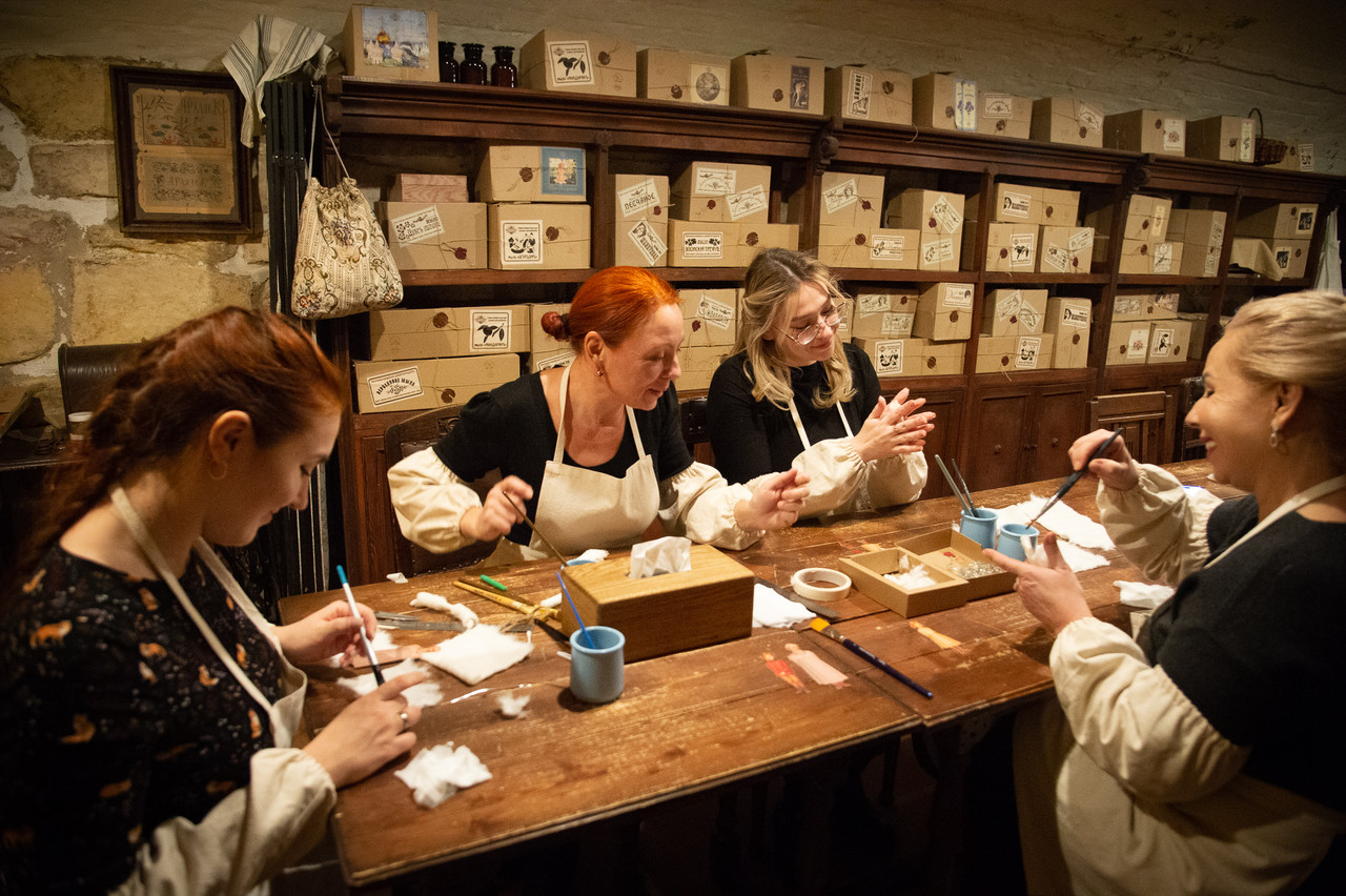 Процесс мастер-класса по ватной игрушке в мастерской Игрушечка