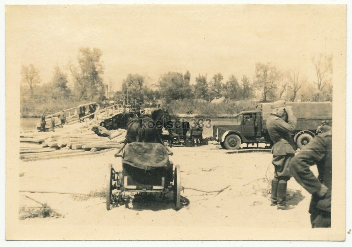 ! Foto Pferde Gefechtswagen und LKW´s der Wehrmacht ab Brücke bei Brest Litowsk