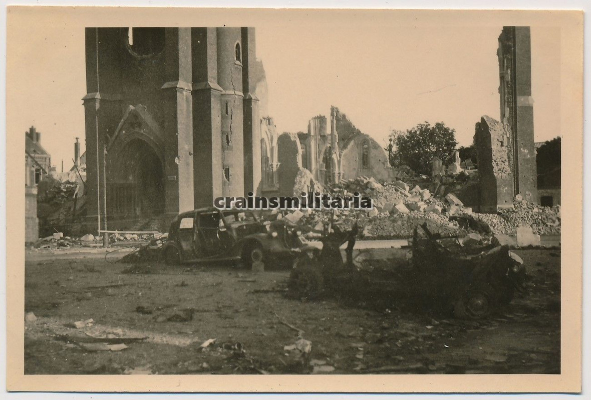 Orig. Foto zerstörte Fahrzeuge Pkw bei zerstörte