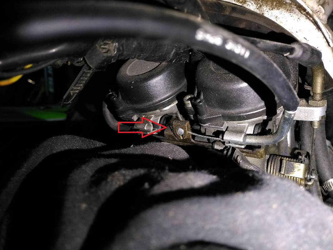 Vergaser mit Choke-Gestänge eingebaut