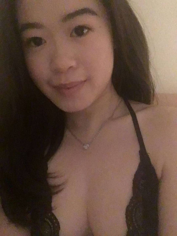 Una chica de 20 años follando la polla de su padrastro en el dormitorio